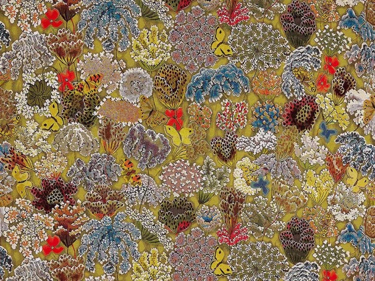 The golden ochre of the background evokes the vision of a meadow at the end of summer, with its grasses scorched by the sun. The wide-open corollas of umbels in various stages of bloom and the butterflies fluttering above are enhanced by a rich color palette and subtle weave.