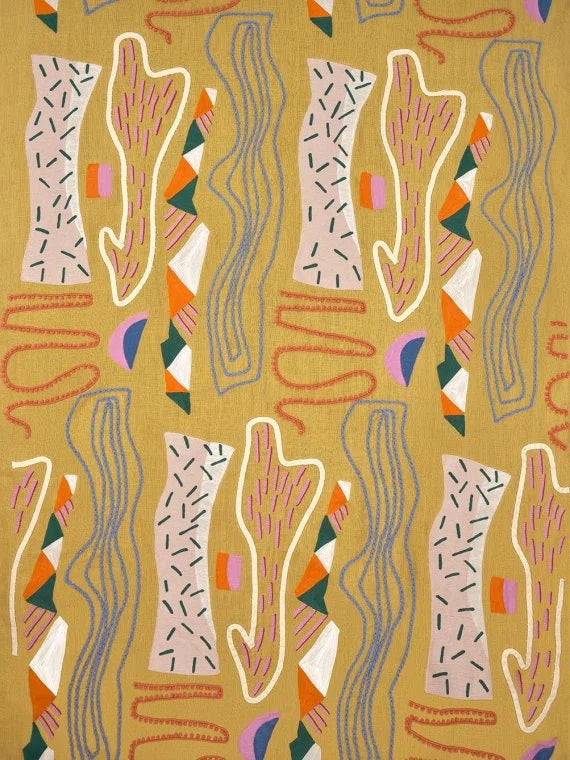 Made entirely by hand, the rope and ribbon embroidery forms a pop, free and playful composition. The bright, cheerful colours enliven the whole, creating a composition full of vitality.